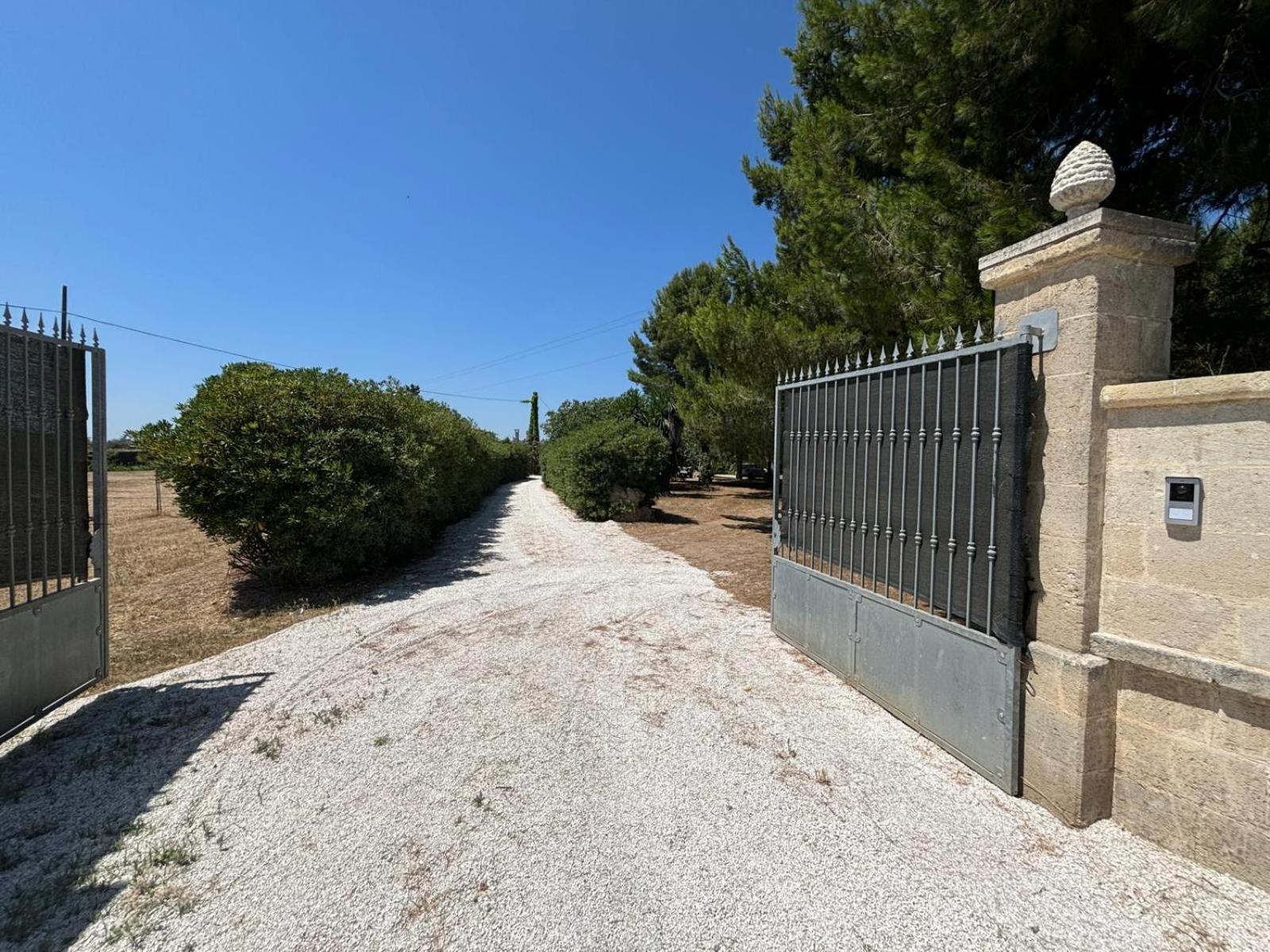 Tenuta Pizzi San Pietro Vernotico Buitenkant foto